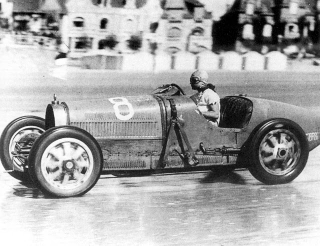 Illustration for article titled The Former Cabaret Dancer Who Became 'The Bugatti Queen' And The Fastest Woman Alive